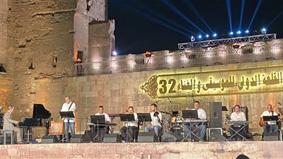 عمرو سليم يطرب جمهور مهرجان القلعة على أنغام سهر الليالي (فيديو)