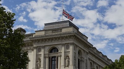 بريطانيا تقيل سفيرها في أمريكا لهذا السبب 