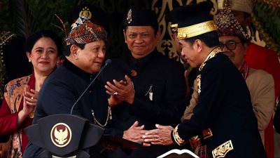رئيس إندونيسيا يعيد تشكيل الحكومة قبل تنحيه