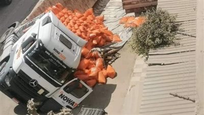 انقلاب سيارة نقل ثقيل محملة بالأسمدة في الإسكندرية دون إصابات 
