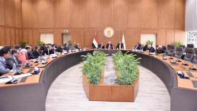 تفاصيل اجتماع ربط الدراسة بسوق العمل..عاشور: رفع جودة التعليم لتنفيذ رؤية الدولة في توطين الصناعة..عبداللطيف: تأهيل الكوادر لتتناسب مع المتطلبات العالمية.. وجبران: الشراكة مع اتحاد الصناعات «ضرورة»