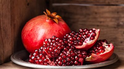 فوائد الرمان، يحمي من الإصابة بالأمراض المزمنة والسرطان ويقوي المناعة 