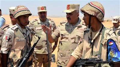 رئيس الأركان يتفقد إحدى المراحل التدريبية لمشروع تكتيكي في الجيش الثالث (صور)