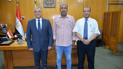 لتأمين دخل مناسب لأسرته، محافظ الإسماعيلية يسلم مواطنا 