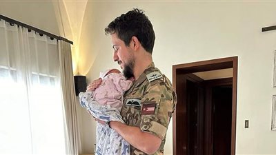 صورة لولي العهد الأردني مع مولودته الجديدة بالزي العسكري تثير تفاعلا كبيرا