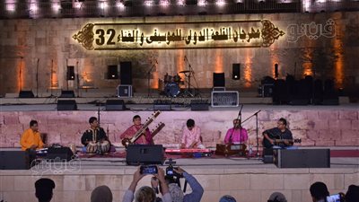 فرقة سانديب بانيرجي تخطف الأنظار بالفلكلور الهندي في مهرجان القلعة (صور)