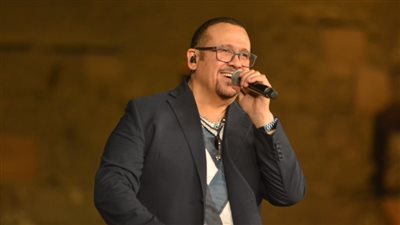 هشام عباس يفتتح حفله بالقلعة بأغنية العين عليك ويرقص مع الجمهور (فيديو وصور)