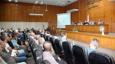 محافظ أسيوط يعقد لقاءًا موسعًا لإقامة معارض 