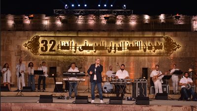 بأجمل أغاني التسعينيات، هشام عباس يتألق في حفل مهرجان القلعة (فيديو وصور)