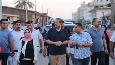 محافظ دمياط يتفقد شارع النيل والسوق الحضاري ويوجه برفع الإشغالات بطول الممشى (صور)