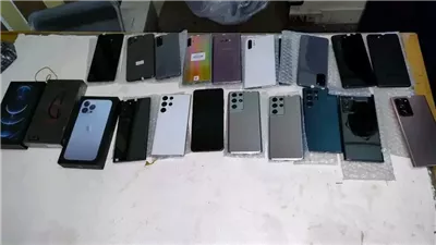 مخبأة بطريقة احترافية على جسده، جمارك مطار سوهاج تُحبط محاولة تهريب 23 هاتفا محمولا 