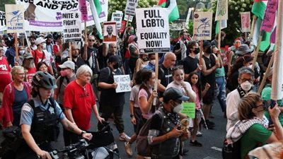 متظاهرون يخترقون سياجا ​بمحيط المؤتمر الوطني الديمقراطي في شيكاغو (فيديو)