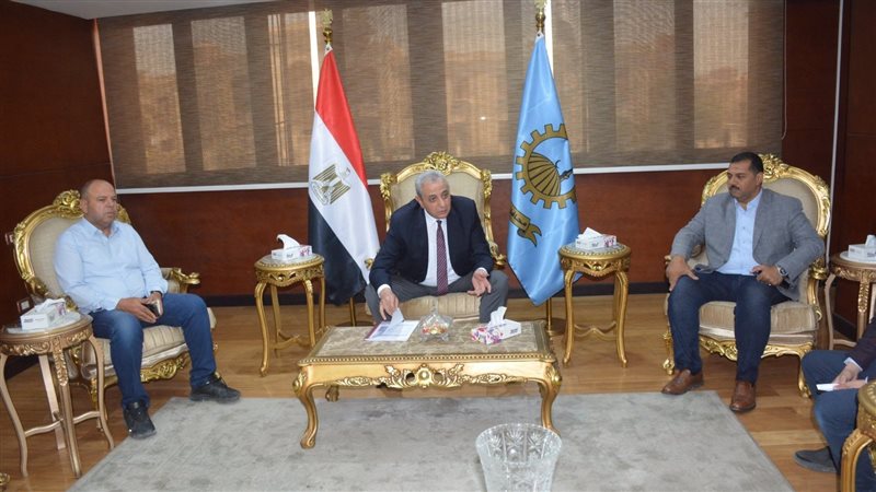 محافظ الغربية يناقش