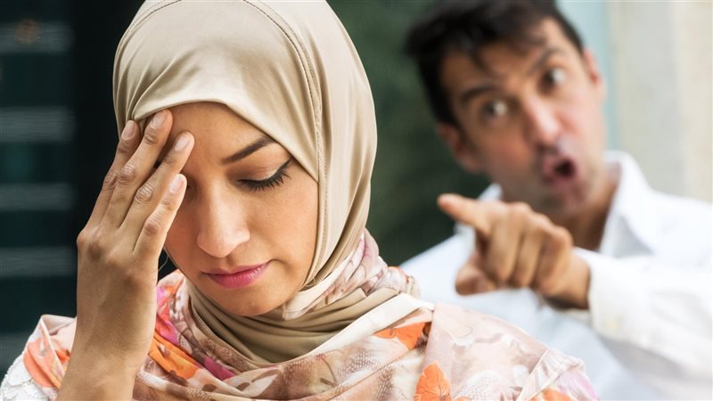 حكم إجبار الزوج زوجته