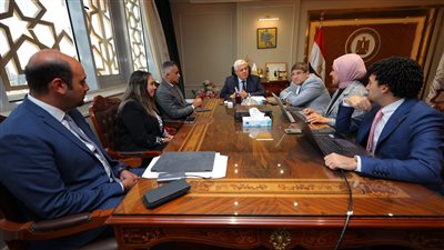 وزير التعليم العالي يجتمع بفريق عمل مؤسسة 