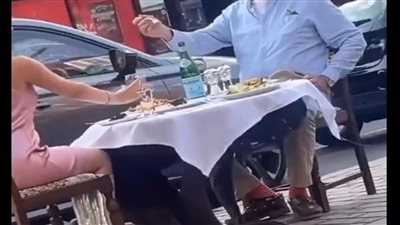 تناولوا الطعام على ظهره، استخدام أفريقي كطاولة في الغرب يثير الغضب في بريطانيا (فيديو)