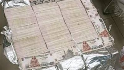 ضبط شخصين حاولا تهريب أموال خارج مصر بالمخالفة للقانون (صور)