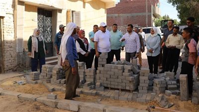 بإجمالي 15 ألف متر، رفع كفاءة الطرق الداخلية بأحياء مدينة الخارجة (صور)