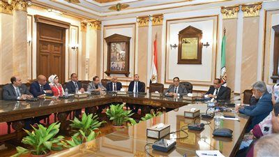 رئيس جامعة القاهرة يوجه بتطبيق آليات الحوكمة لتحسين مستوى منظومة العمل الإداري