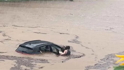 ولاية أمريكية تشهد فيضانات غير مسبوقة (فيديو)