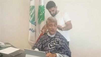 وزير الطاقة اللبناني يحلق شعره في مكتبه داخل الوزارة، والنشطاء أسلوبك مستفز (فيديو)