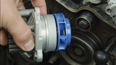 أعطال السيارات في الصيف.. أسباب تعطل طرمبة الماء وكيفية صيانتها.. ميكانيكي يحذر من زيادة الأملاح في الماء.. ويؤكد أهمية تنظيف الرادياتير بشكل دوري (فيديو)