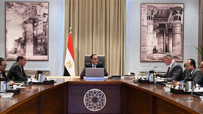 رئيس الوزراء يستعرض الفرص الاستثمارية المتاحة بقطاعات البترول والغاز والتعدين