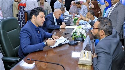 198 مواطنا يعرضون مطالبهم وشكواهم خلال اللقاء الجماهيري بسوهاج