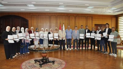 رئيس جامعة كفر الشيخ يكرم خريجي برنامج علوم وتكنولوجيا النانو