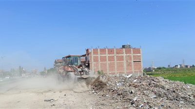 رئيس مدينة الزقازيق يتابع تكثيف أعمال النظافة العامة بالطرق 