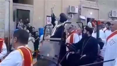 بالترانيم والزغاريد، الآلاف يشاركون في احتفالات دير درنكة بزفة أيقونة العذراء (فيديو) 