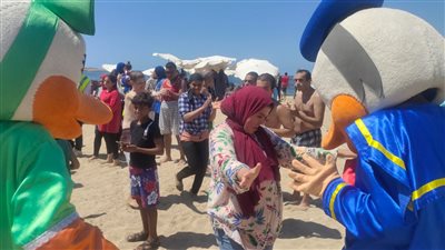 شاطئ ذو الهمم بالإسكندرية يستقبل 200 من متحدي الإعاقة والسرطان (صور)