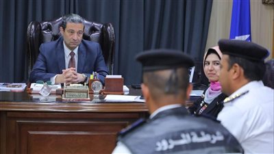 محافظ دمياط يناقش خطة تنظيم الحركة المرورية ويوجه بتحقيق الانضباط بالشارع
