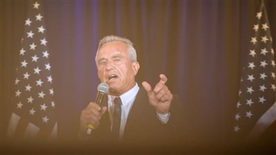 روبرت كنيدي يفكر في إنهاء حملته الانتخابية والانضمام إلى ترامب