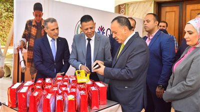 تضامن أسيوط تسلم عددًا من المعينات الحركية والسمعية لذوي الإعاقة (صور)