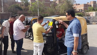 حملات لرفع الإشغالات وتعليق ملصقات تعريفة التوك توك بالمنوفية