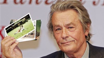 عائلة آلان ديلون ترفض وصيته بشأن كلبه لوبو