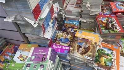 هل يستطيع أولياء الأمور إرجاع الكتب الخارجية للمواد الملغاة؟ تاجر يوضح (فيديو)