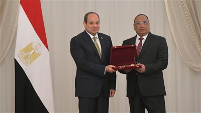  السيسي يمنح رئيس هيئة قضايا الدولة السابق وسام الجمهورية من الطبقة الأولى 