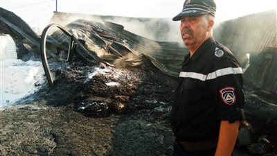 خسائر بالملايين، الدفع بـ5 سيارات مطافئ للسيطرة على حريق مصنع بالجيزة