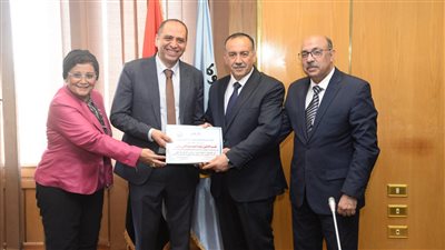 محافظ أسيوط يكرم طبيبين لجهودهما في زيادة معدلات الولادة الطبيعية 