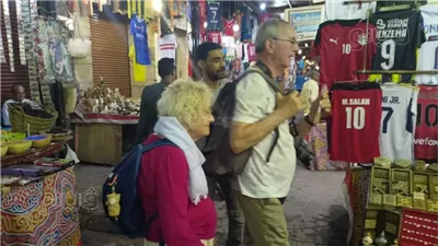 أفواج سياحية تتدفق على شارع البازارات بالأقصر، شاهد ماذا فعلوا مع تيشيرت محمد صلاح المعروض (فيديو)