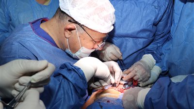 رئيس جامعة سوهاج يجري جراحة معقدة لطفلة مصابة بشلل ولادي كامل