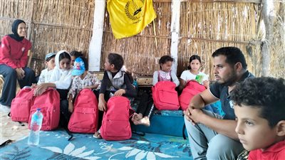 محافظ شمال سيناء يهدي تلاميذ قرية المزار حقائب مدرسية 