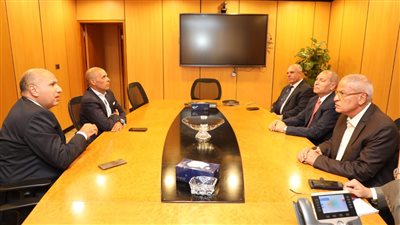 إبراهيم صابر ورئيس مجلس إدارة بنك القاهرة يبحثان التعاون المشترك