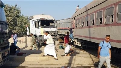 6 صور ترصد حادث دهس قطار برج العرب لسيارة نقل وأخرى ملاكي بالإسكندرية 