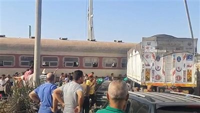 أول فيديو للحظة تصادم قطار بضائع بسيارتي نقل ثقيل وملاكي في الإسكندرية 