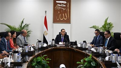 رئيس الوزراء يستعرض خطط ومشروعات شركة 
