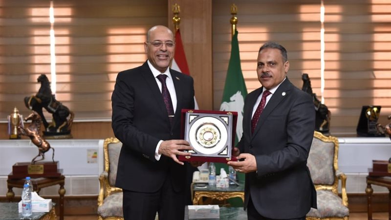 وزير العمل ومحافظ