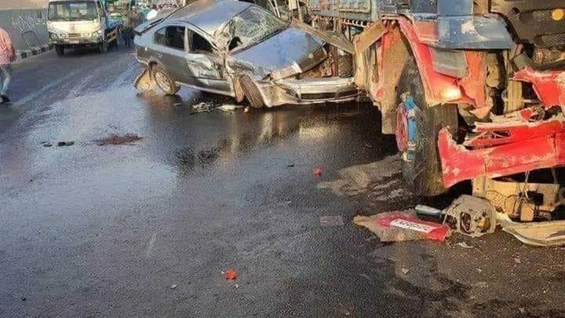 لحظة صدام 25 سيارة